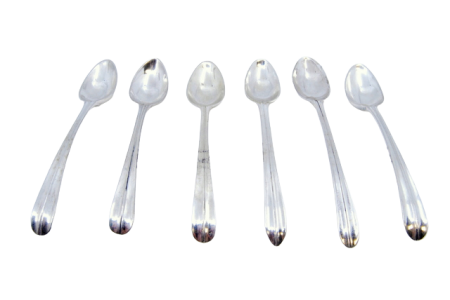  Conjunto de seis colheres de café em prata com frisos ao longo dos cabos.